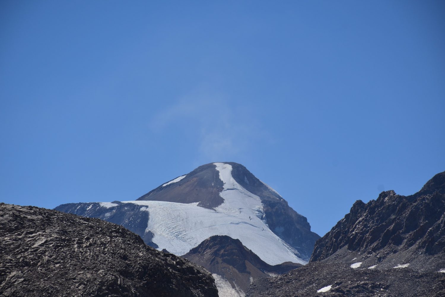 Volcán Palomo UOH colaborará con Sernageomin en la cartografía de los peligros volcánicos de la zona central de Chile