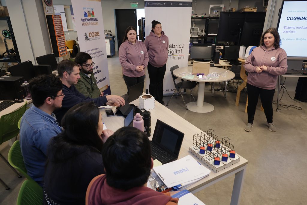 exposicion ganadoras Terapeutas ocupacionales ganaron concurso “Desafío de innovación y fabricación digital” que organizó la UOH