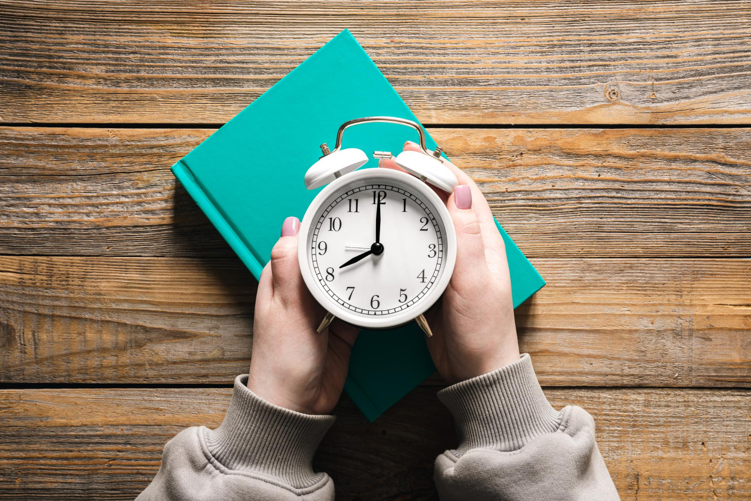 Académico advierte que cambio de hora puede afectar la salud y profundizar desigualdades territoriales en Chile