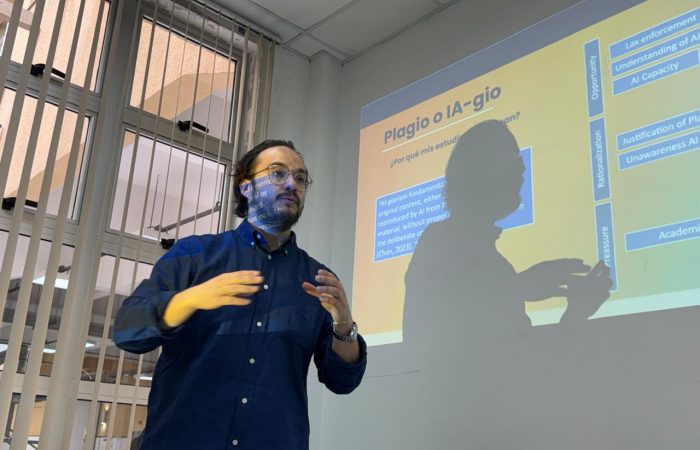 Docente de Programa de Inglés UOH lleva a congreso internacional debate sobre IA y evaluación auténtica Docente de Programa de Inglés UOH lleva a congreso internacional debate sobre IA y evaluación auténtica