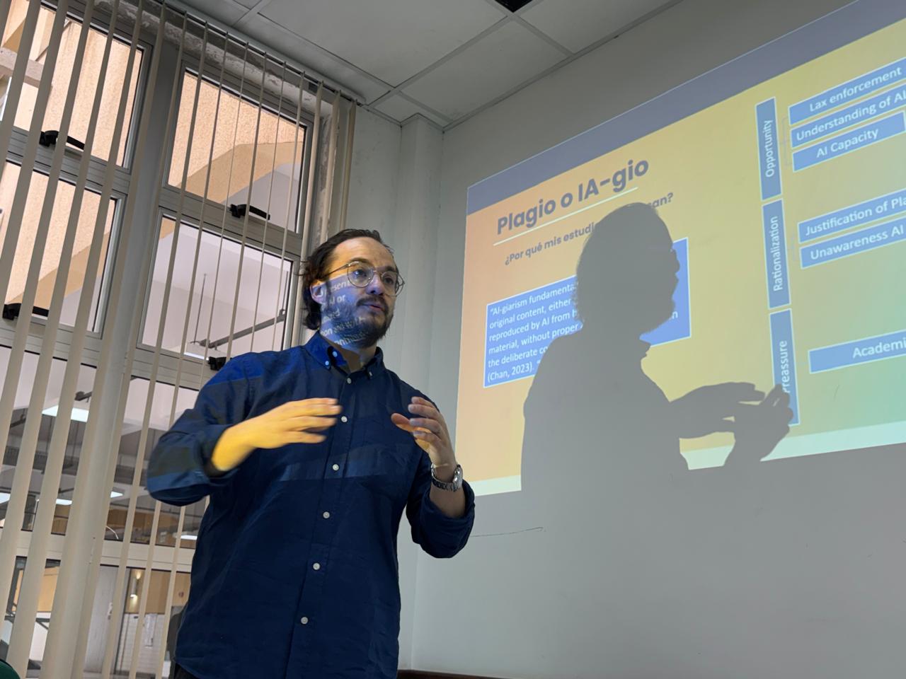 Docente de Programa de Inglés UOH lleva a congreso internacional debate sobre IA y evaluación auténtica