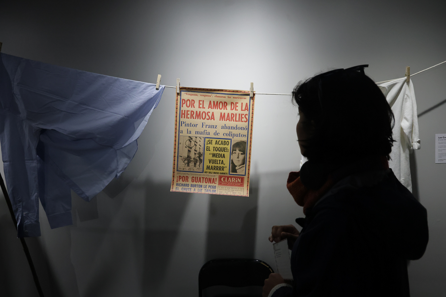 Ropa Tendida: La exposición en la UOH que describe la prensa homofóbica y discriminatoria de los años 70