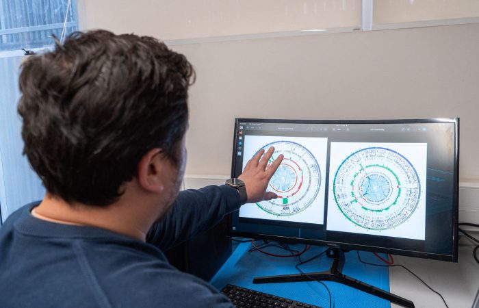 Genómica 2 El cáncer no es igual en todas partes y las referencias genómicas con que se estudia e interpreta la enfermedad tampoco representan de la misma manera a todas las poblaciones. Un equipo de investigadores de la Universidad de O'Higgins (UOH), que ha secuenciado tumores de cerca de 300 pacientes chilenos, está observando diferencias frente a patrones descritos en grandes estudios internacionales, particularmente en cáncer de vesícula biliar y colon. Una de las claves está en la particular composición genética de la población chilena, producto de una historia de mezcla principalmente entre ancestrías europea y nativa americana y, en menor proporción, africana. La ancestría genética corresponde a la huella que dejan en nuestro ADN las poblaciones de las que descendemos. Esa diversidad puede modificar la frecuencia con que aparecen determinadas variantes genéticas y también influir en cómo se configura el riesgo de algunas enfermedades. Por eso, utilizar únicamente referencias construidas mayoritariamente con otras poblaciones puede dejar fuera características relevantes para interpretar lo que ocurre en pacientes del país. Para contar con una referencia más cercana a esa realidad, el equipo generó un genoma chileno ensamblado completamente y levantó una base de datos con las mutaciones observadas con mayor frecuencia en pacientes nacionales. “Generamos el primer genoma chileno ensamblado completo, de telómero a telómero, distinto de la referencia actual, porque esta última se construyó con personas de Occidente. Nosotros usamos el genoma chileno para identificar mejor las variantes de riesgo en nuestros pacientes”, explica Carol Moraga, académica de la Universidad de O'Higgins y coordinadora de la iniciativa. En términos simples, se trata de contar con una referencia genética construida a partir de población chilena para complementar aquellas que han sido desarrolladas principalmente con otros grupos y reconocer con mayor precisión las particularidades que aparecen en pacientes del país. Las diferencias ya comienzan a verse en cánceres especialmente relevantes para Chile. En vesícula biliar, estudios realizados en el país han mostrado que tanto el riesgo como determinadas características moleculares se relacionan con la ancestría genética, incluida la nativa americana presente en una proporción importante de la población chilena. Al comparar tumores de pacientes chilenos con grupos de pacientes estudiados en Corea e India, el equipo observó además diferencias compatibles con un comportamiento más agresivo en los casos nacionales. Es precisamente el tipo de característica que una referencia construida mayoritariamente con pacientes de otras poblaciones no necesariamente permite representar de la misma manera. También están apareciendo señales en cáncer de colon. Allí los investigadores observan asociaciones entre la ancestría nativa americana y diferencias en la frecuencia de determinados procesos mutacionales, aunque todavía estudian cuánto de esas variaciones puede explicarse por la composición genética de la población. Entre las diferencias que está observando el equipo aparecen determinados perfiles moleculares con mayor frecuencia en pacientes chilenos que en grupos estudiados en otros países. En cáncer de vesícula biliar, por ejemplo, encontraron una mayor presencia de un perfil denominado proliferativo, mientras que en cáncer colorrectal aparece sobrerrepresentado un subtipo más agresivo conocido como CMS4. Ambos hallazgos refuerzan la necesidad de estudiar si los tumores de pacientes chilenos siguen patrones diferentes a los descritos en las grandes referencias internacionales. El tema cobra especial relevancia en la Región de O'Higgins, donde trabaja el equipo y donde el cáncer de colon ha aumentado en los últimos años.