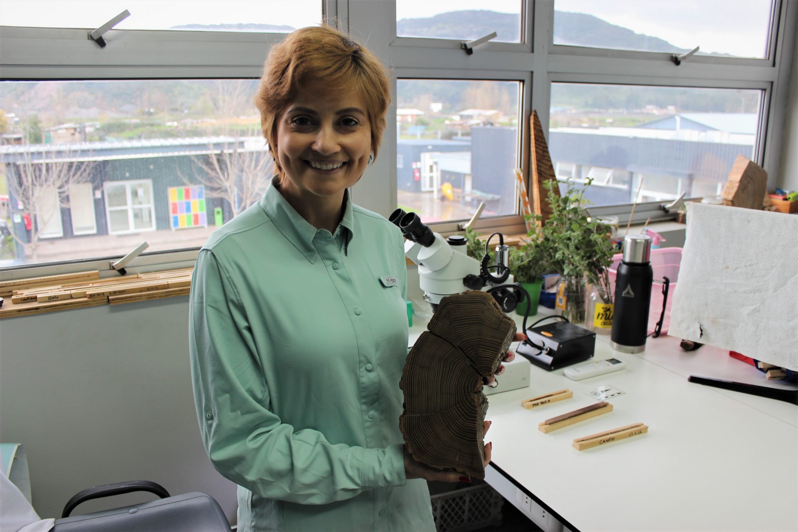 Investigadora líder en paleobotánica visita la UOH y sienta las bases de una colaboración con el DendroEcoLab