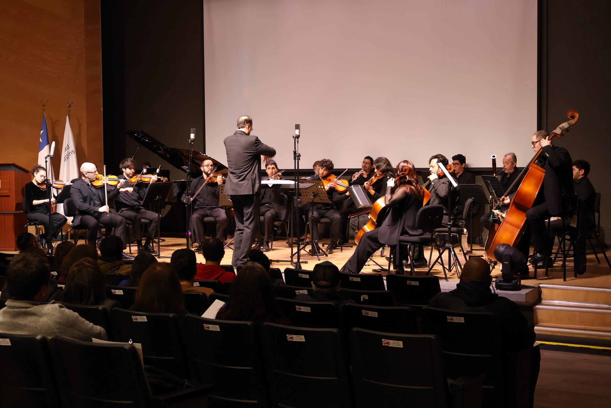 La Orquesta de Cámara UOH lleva octubre más allá de la sala de conciertos